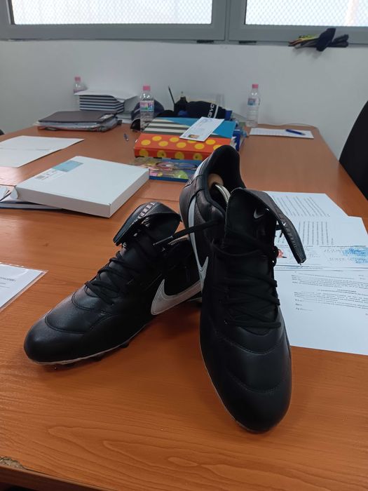 Продавам футболни обувки Nike