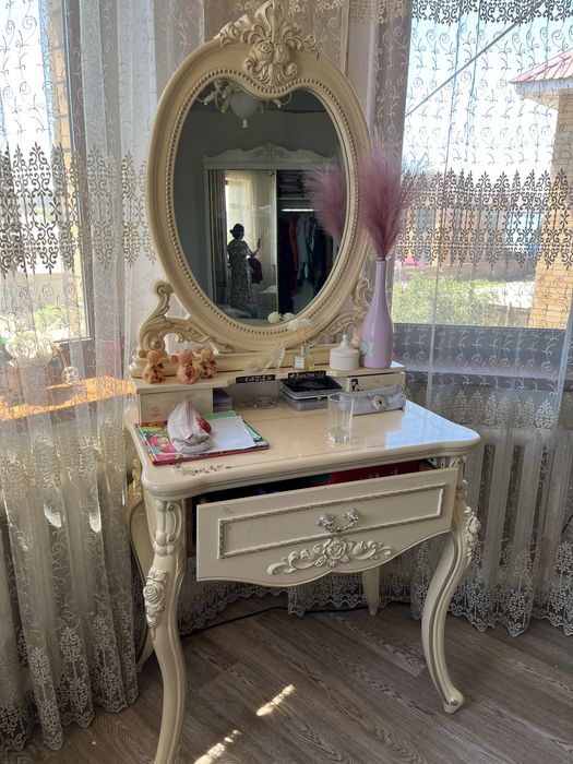 Продам туалетный столик, 2 тумбочки , изголовье для кровати,