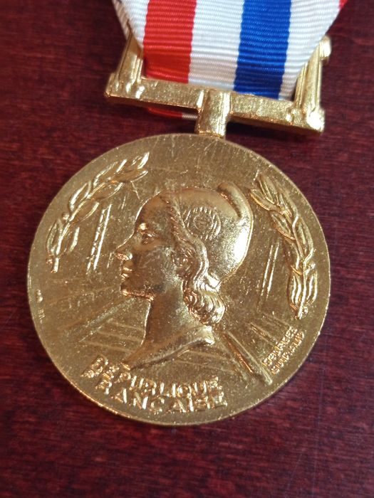 Стар позлатен медал