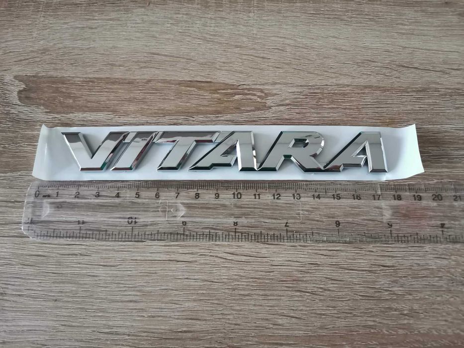 сребрист надпис Suzuki Vitara
