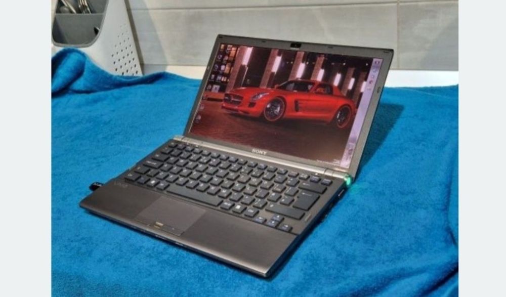 Laptop Sony Vaio cu doua pete pe display