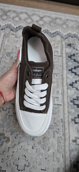 Новые красивые кроссовки на платформе