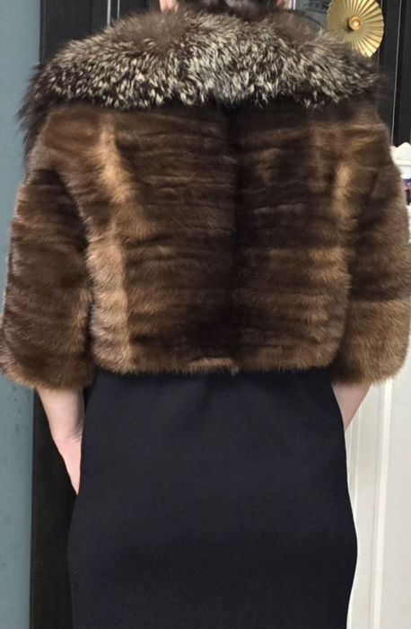 Blăniță scurtă de nurca cu guler vulpe