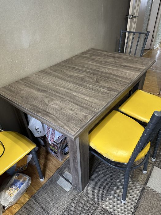 Стол кухонный раздвижной в хорошем состоянии