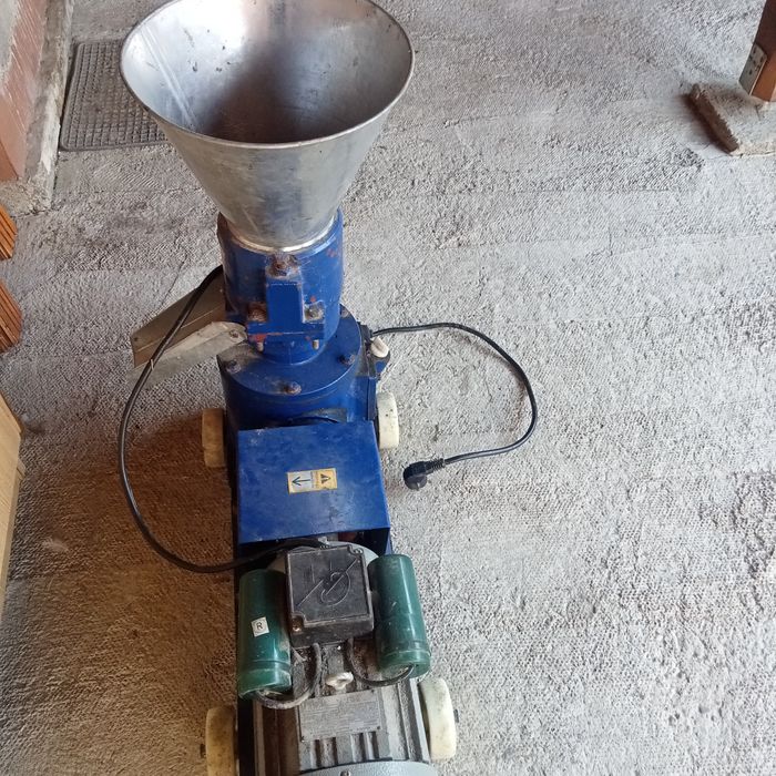 Vând mașină de făcut peleți (granulator)