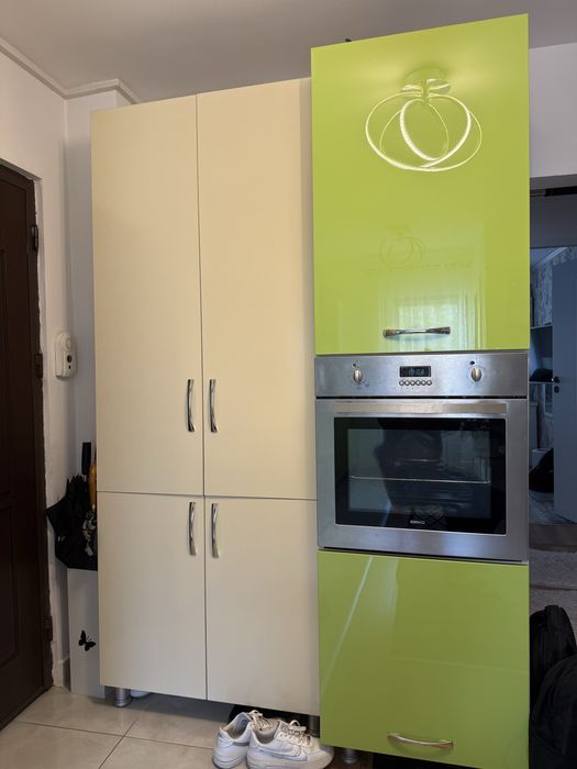 Mobilă bucătărie MDF lucios + coloană înaltă + hotă – stare bună