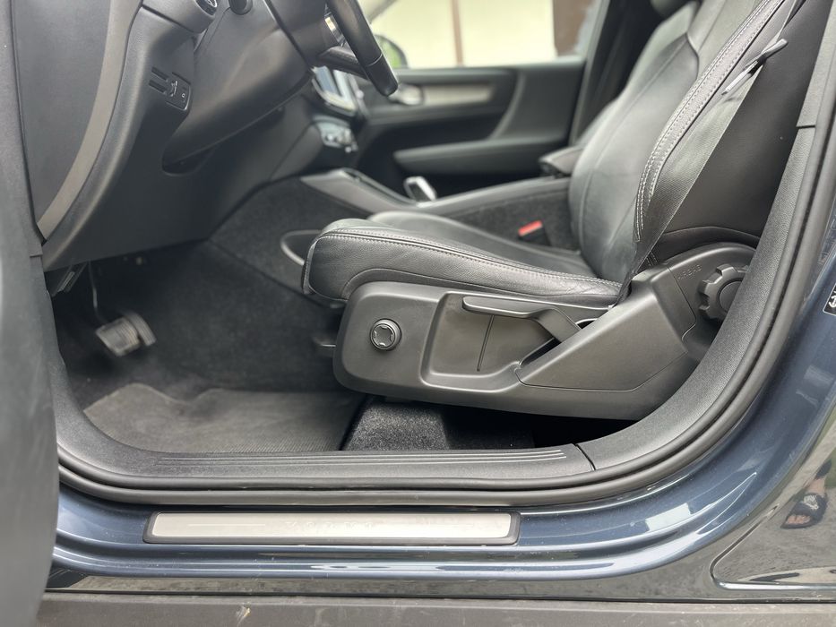 VOLVO XC40 T3 AT8 Momentum • 163 CP