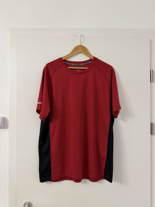 Tricou sport roșu cu inserții negre, mărime XL