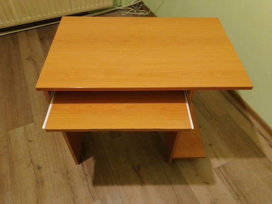 Продавам ученическо бюро