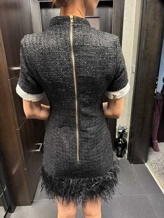 Туид рокля със естествени пера