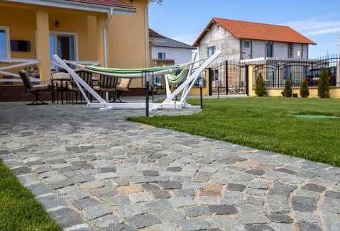 Piatra Cubica Andesit