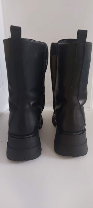 Продам зимние ботинки