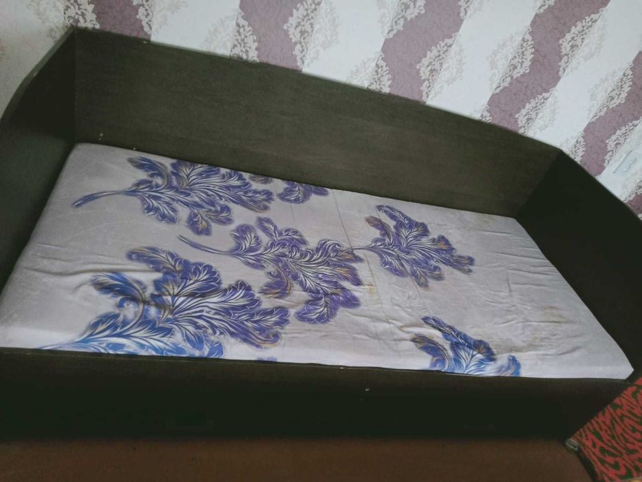 Продам детский кровать с ящиками и с  плотным матрасом