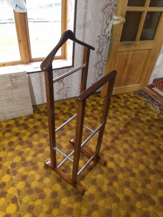Вешалка джентльмен для одежды деревянная! Доставка есть!