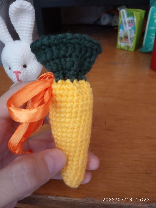 Продаётся вязанная игрушка зайчик.