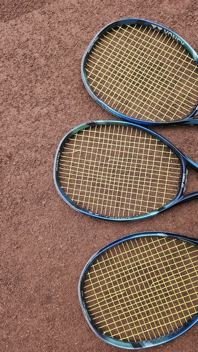 Vand 3 rachete yonex e zone 100l 285grame