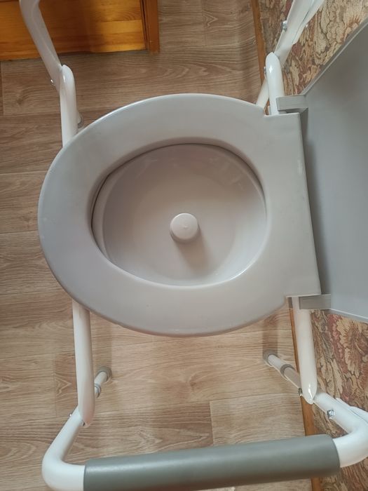 Продам санитарное кресло новое