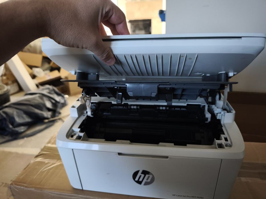 Vând imprimanta HP LaserJet MFP PRO M28a STRICATA PARTIAL