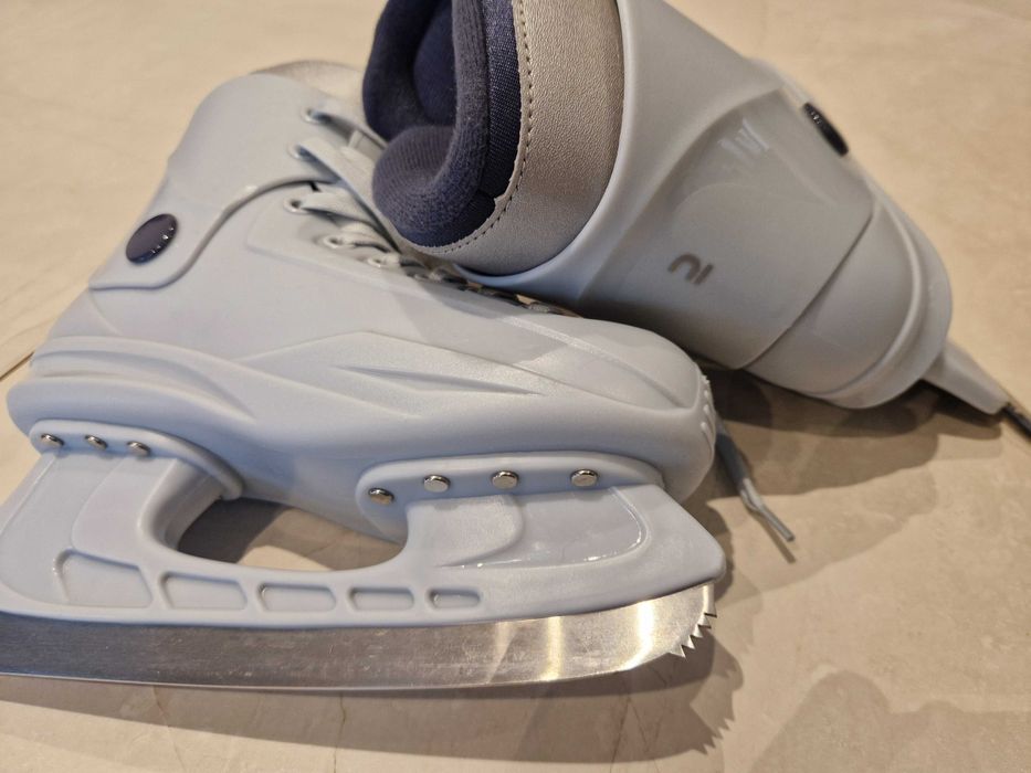 Patine marime 23.5 cm