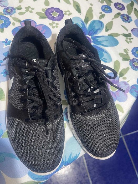 Adidas nike, culoare negru, sezon primavara/vara ca noi.