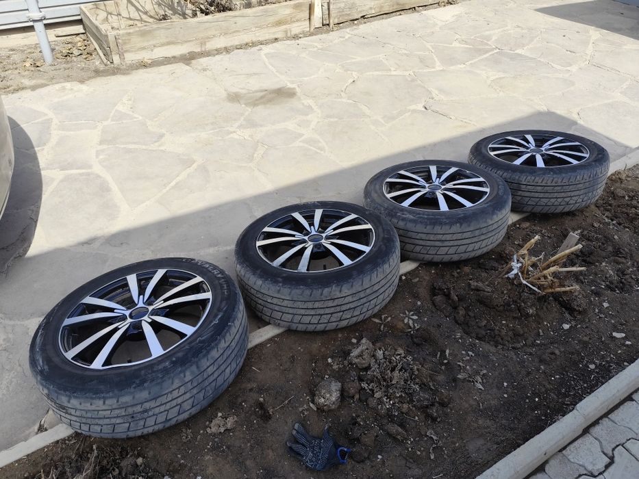 Продам диски с шинай 215/55/17