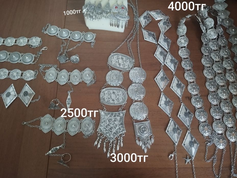 Серьги 1000, ремень -3500, ожерелье 3000.