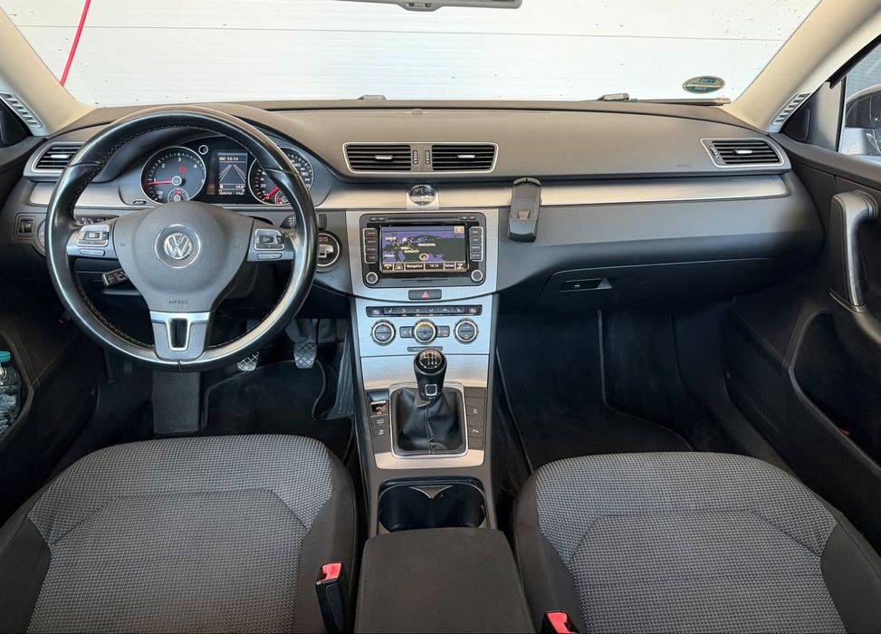 Volkswagen Passat 2.0 Tdi Highline 2015 140 cp / Side assist / Lane assist / Camera marsarier / Navigatie mare / Incalzire / Leduri bi-xenon