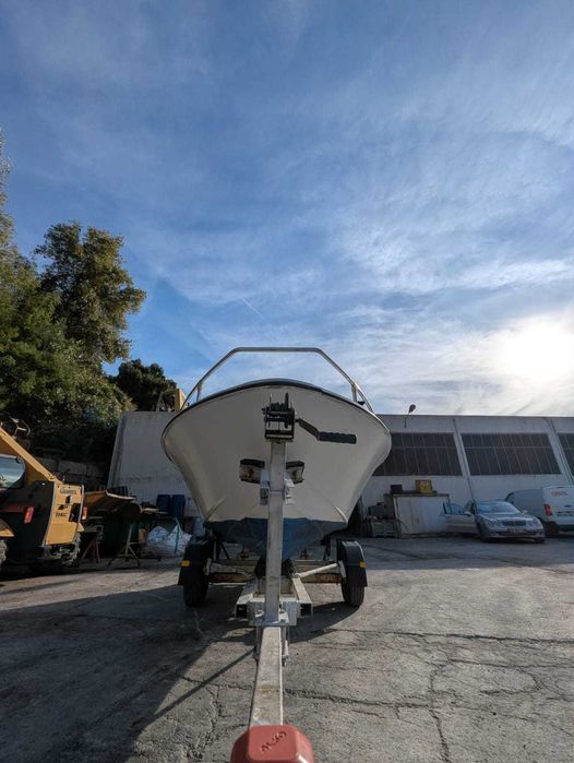 Barca cu motor si peridoc