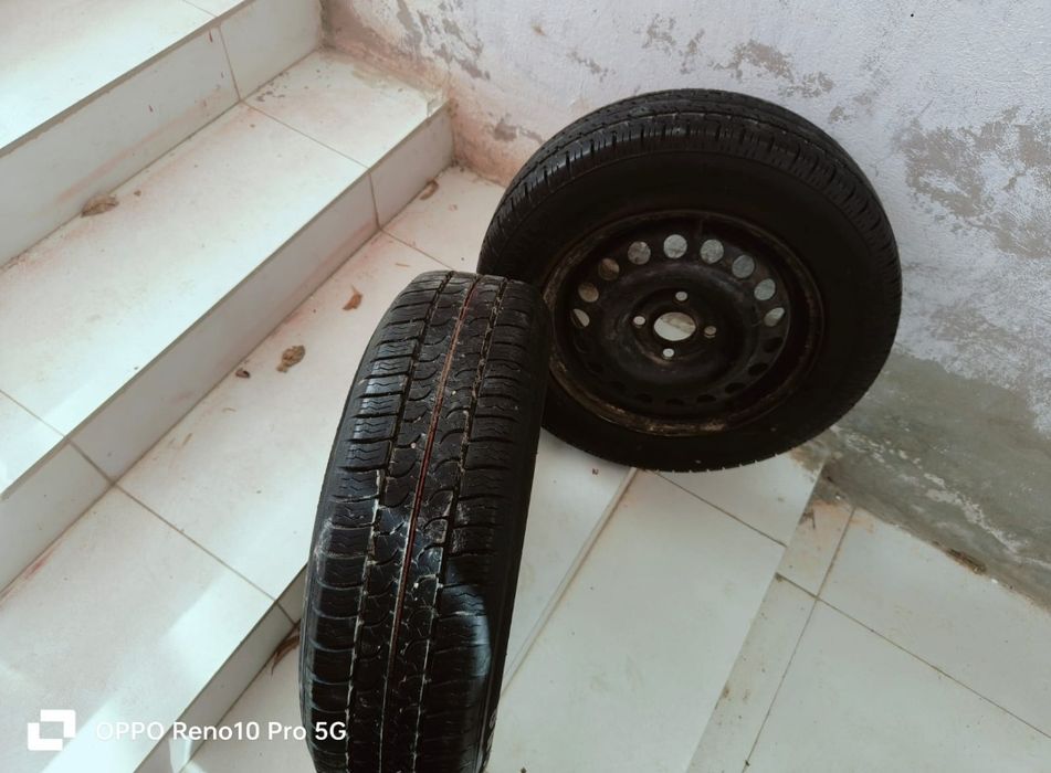 Продаю 2 летних покрышки с дисками