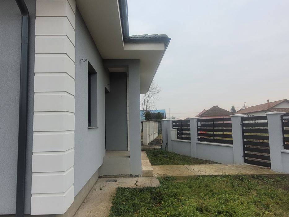 Casă de vânzare,luminoasă,ṣi bine compartimentată- orientare excelentă