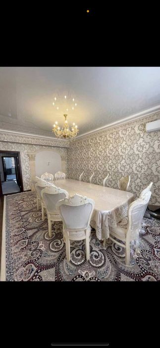 Stol stul gilami bilan birga sotiladi