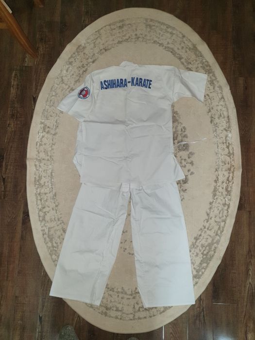 Новое кимоно для занятий каратэ. Очень качественное.