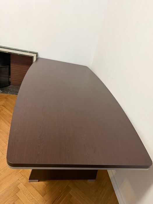 масивна заседателна маса