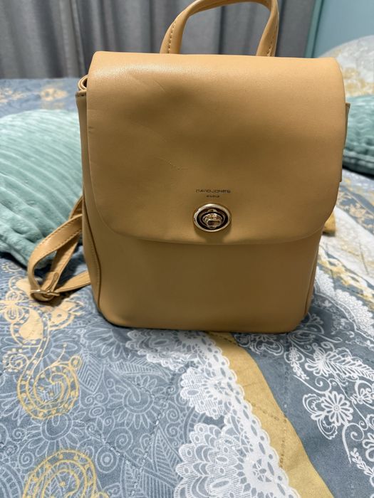 Раници и чанти, различни модели и цветове