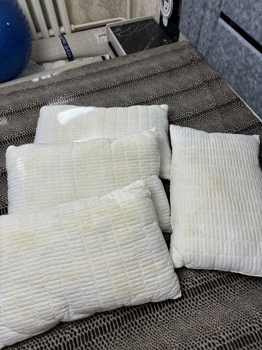 4 подушки и одно двухспальное одеяло