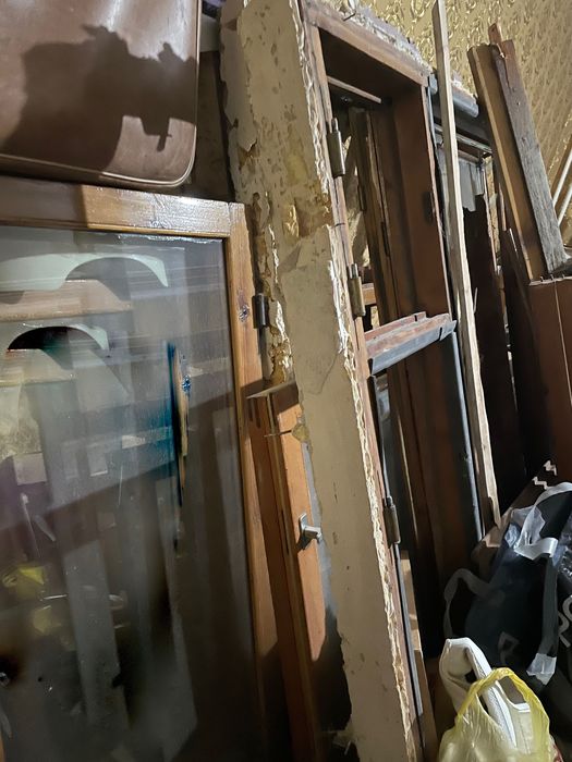 Окна, рамы демонтиров-е/Derazalar, yog'och ramkalar demontaj qilingan.