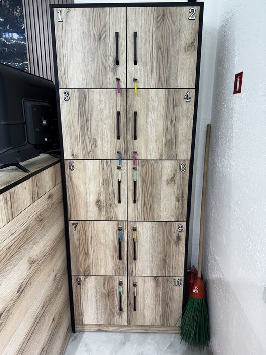 Стеновые стелажи и полки