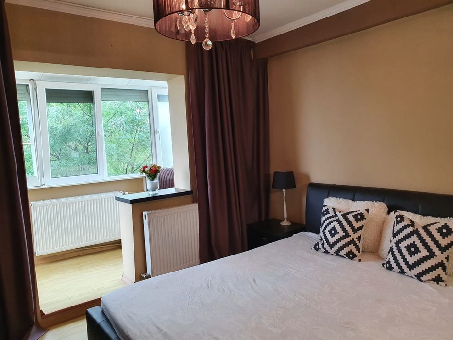 Închiriez apartament 3 camere, tip PB, zona Decebal