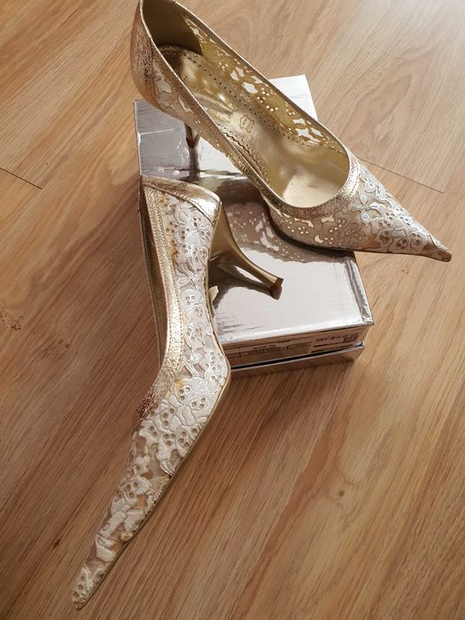 Pantofi de dantela alba cu auriu marimea 39 toc 7cm