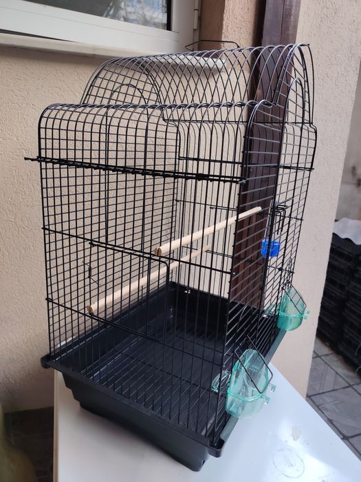 Клетки за папагали и разплодни воалиери за канарчета.