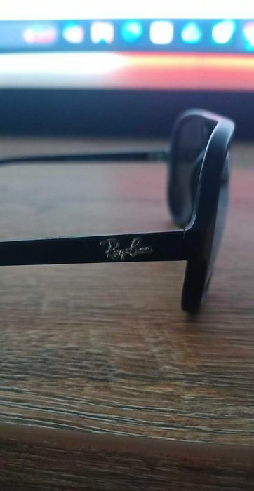 Vand ochelari de soare Ferrari