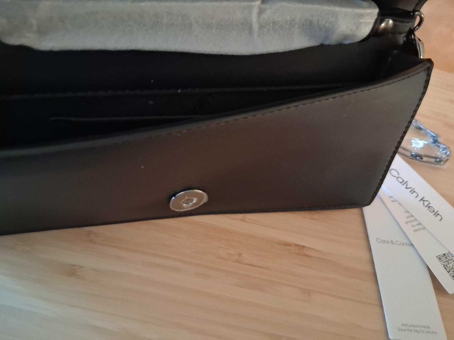 Geanta dama Calvin Klein noua cu etichete si saculet