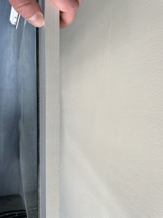 Огледало върху масивна дървена основа