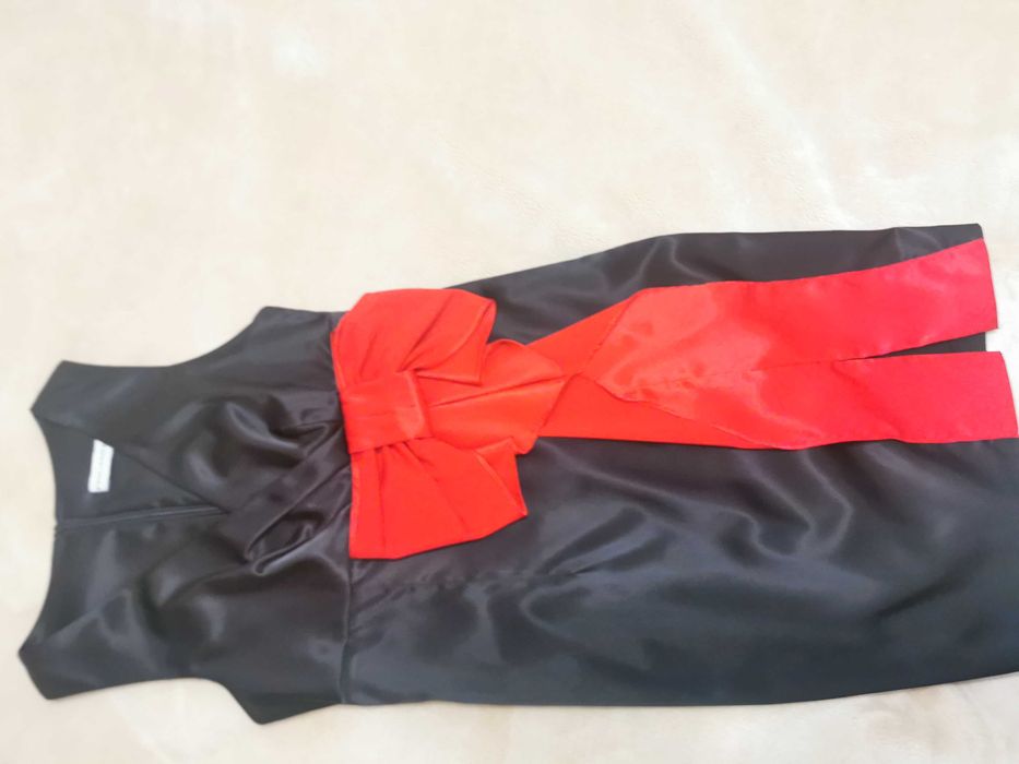 къса черна рокля