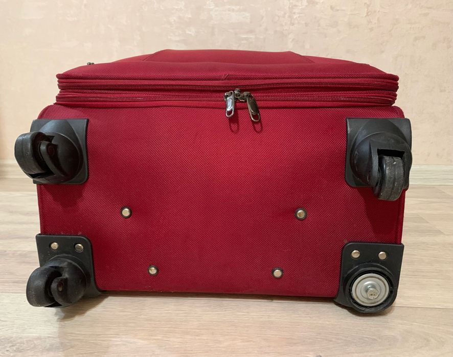 Чемодан бордовый