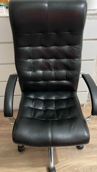 Офисное кожаное кресло