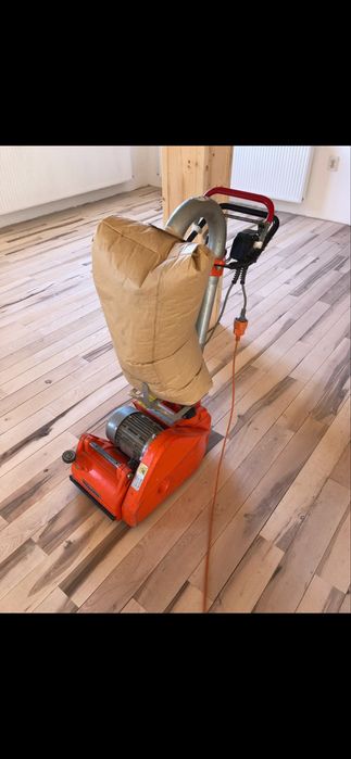 Inchiriez masina de raschetat parchet