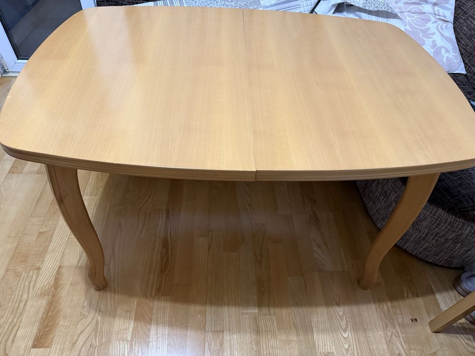 Кухня с някои уреди, канапе, маса и столове