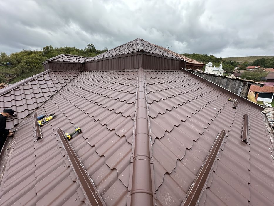 Reparatii acoperisuri montaj tigla metalica dulgherie mansarde terase