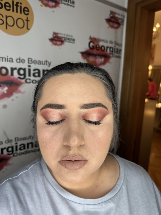 Make up artist ofer servicii de make up  prosesional PREMIUM